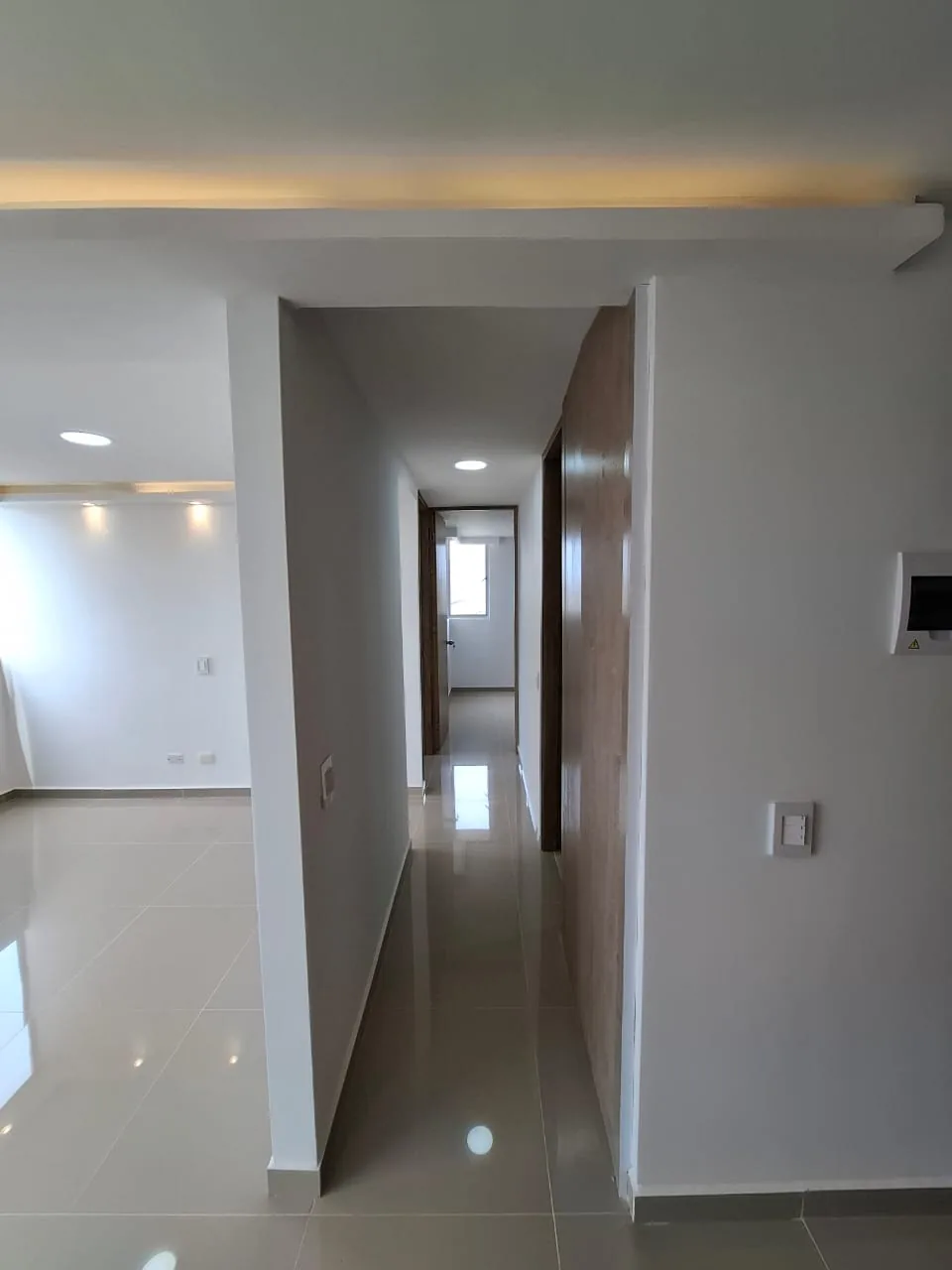 Circulación con acabados en porcelanato brillante
