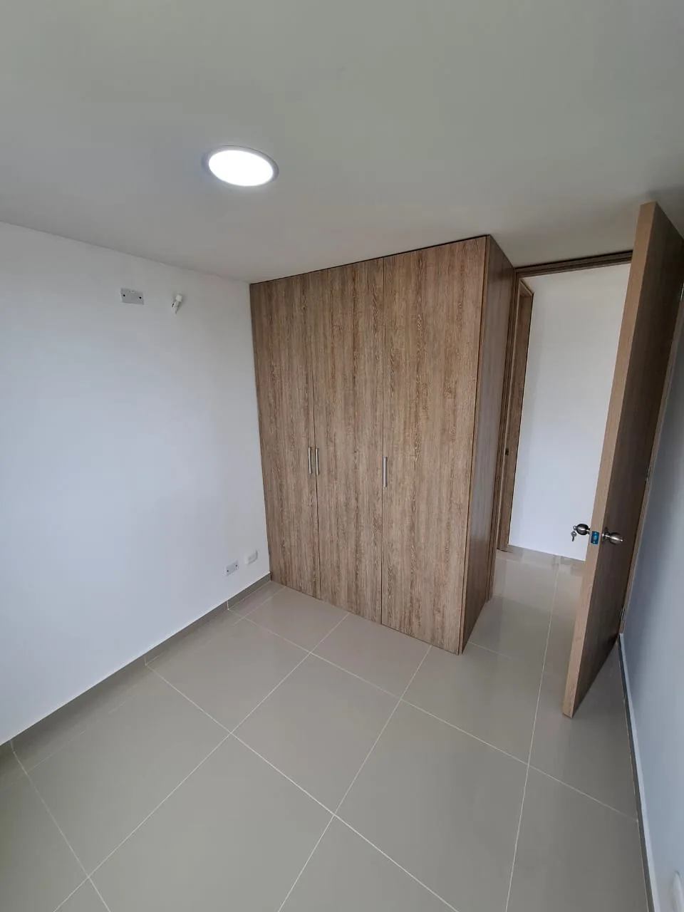 Closet en madera empotrado en habitación