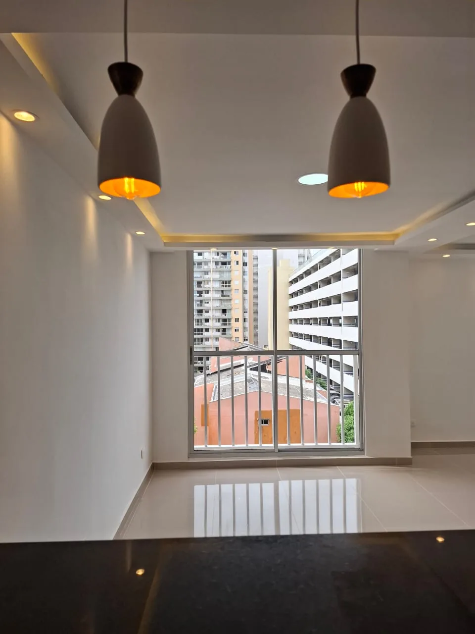 Habitación con ventanal y vista a la ciudad
