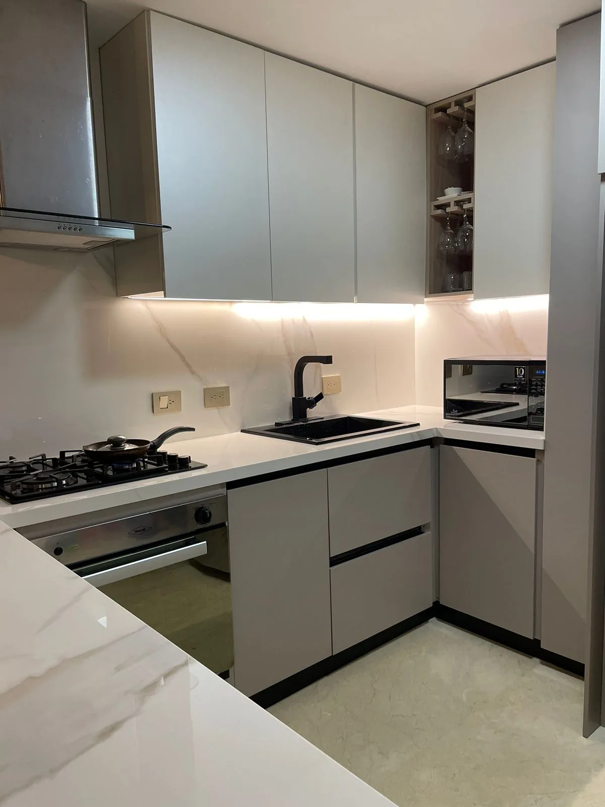 Cocina en L con mesón en cuarzo blanco