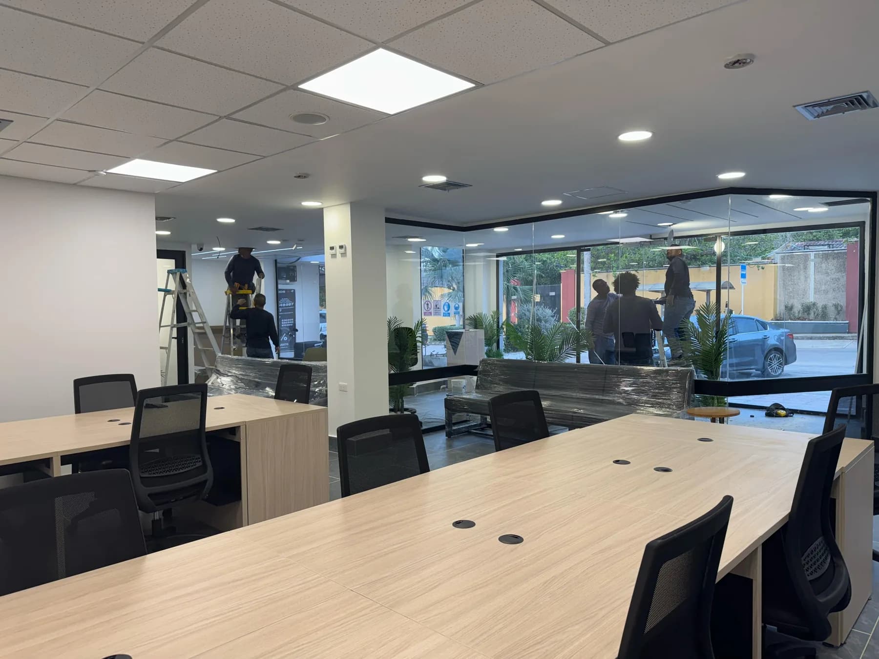 Oficina corporativa con fachada en vidrio