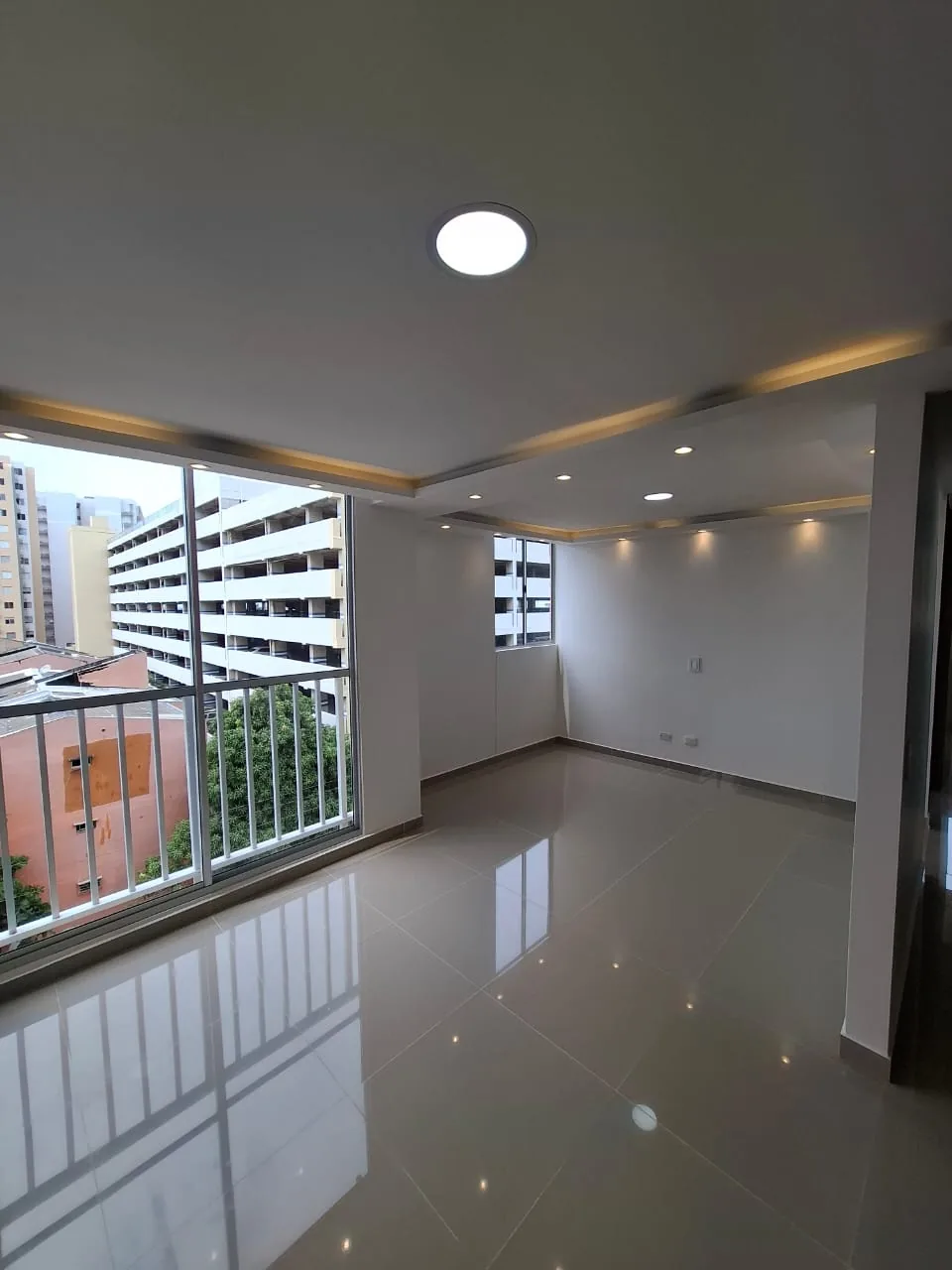 Espacio social con ventanal de piso a techo